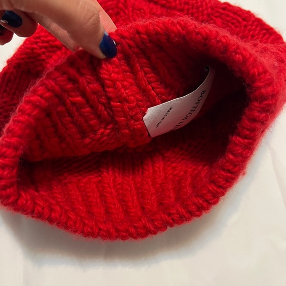 BOTTEGA VENETA RED WOOL BEANIE - Picture 8 of 13